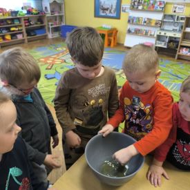 Dokarmianie ptaków - działania edukacyjne w grupie II Motylki