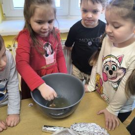 Dokarmianie ptaków - działania edukacyjne w grupie II Motylki