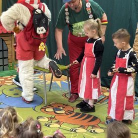 Koziołkowanie w przedszkolnym planie - przedstawienie na sali przedszkolnej