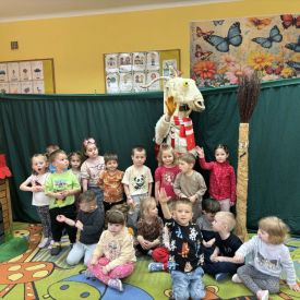 Koziołkowanie w przedszkolnym planie - przedstawienie na sali przedszkolnej