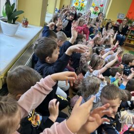 Koziołkowanie w przedszkolnym planie - przedstawienie na sali przedszkolnej