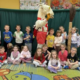 Koziołkowanie w przedszkolnym planie - przedstawienie na sali przedszkolnej