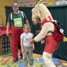 Koziołkowanie w przedszkolnym planie - przedstawienie na sali przedszkolnej