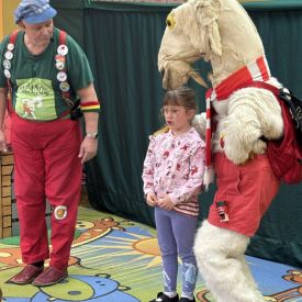 Koziołkowanie w przedszkolnym planie - przedstawienie na sali przedszkolnej