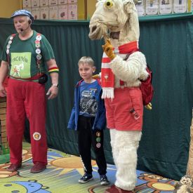 Koziołkowanie w przedszkolnym planie - przedstawienie na sali przedszkolnej