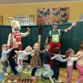 Koziołkowanie w przedszkolnym planie - przedstawienie na sali przedszkolnej