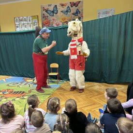 Koziołkowanie w przedszkolnym planie - przedstawienie na sali przedszkolnej