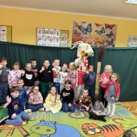 Koziołkowanie w przedszkolnym planie - przedstawienie na sali przedszkolnej