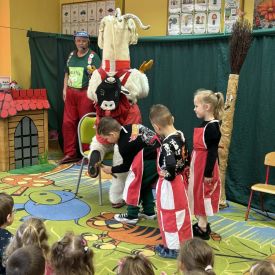 Koziołkowanie w przedszkolnym planie - przedstawienie na sali przedszkolnej