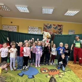 Koziołkowanie w przedszkolnym planie - przedstawienie na sali przedszkolnej