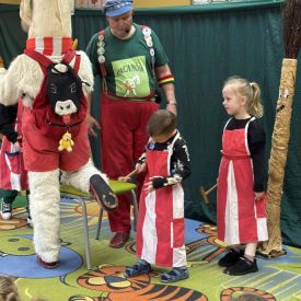 Koziołkowanie w przedszkolnym planie - przedstawienie na sali przedszkolnej