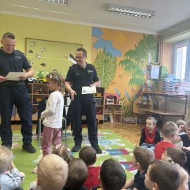 Prelekcja Panów Policjantów,  wręczanie dyplomów przez dzieci