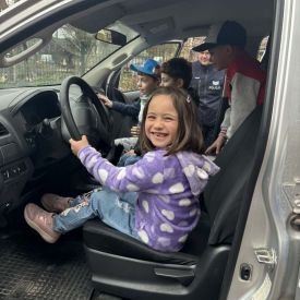 zwiedzanie policyjnego samochodu przez dzieci