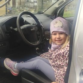 zwiedzanie policyjnego samochodu przez dzieci