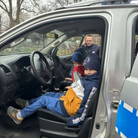 zwiedzanie policyjnego samochodu przez dzieci