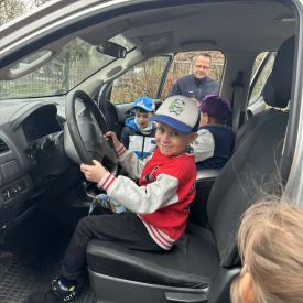 zwiedzanie policyjnego samochodu przez dzieci