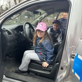 zwiedzanie policyjnego samochodu przez dzieci