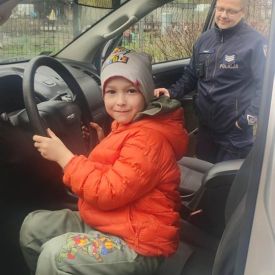 zwiedzanie policyjnego samochodu przez dzieci