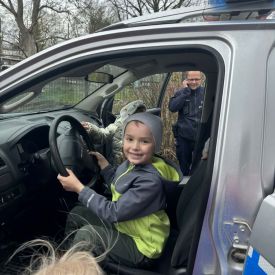 zwiedzanie policyjnego samochodu przez dzieci