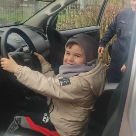 zwiedzanie policyjnego samochodu przez dzieci