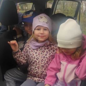 zwiedzanie policyjnego samochodu przez dzieci