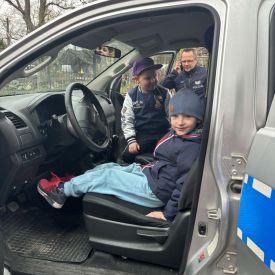 zwiedzanie policyjnego samochodu przez dzieci