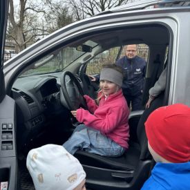 zwiedzanie policyjnego samochodu przez dzieci