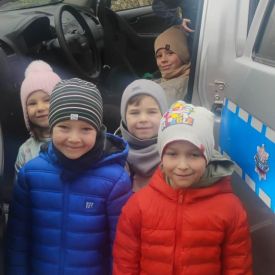 zwiedzanie policyjnego samochodu przez dzieci