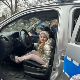 zwiedzanie policyjnego samochodu przez dzieci