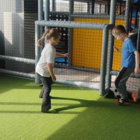 Wizyta dzieci z grupy III w bawialni.