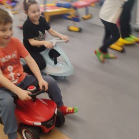 Wizyta dzieci z grupy III w bawialni.