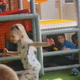 Wizyta dzieci z grupy III w bawialni.