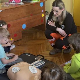 Spotkanie z ratownikiem medycznym a sali przedszkolnej.