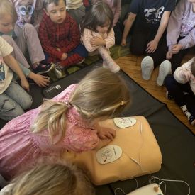 Spotkanie z ratownikiem medycznym a sali przedszkolnej.