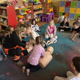 Spotkanie z ratownikiem medycznym a sali przedszkolnej.