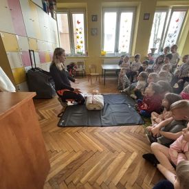 Spotkanie z ratownikiem medycznym a sali przedszkolnej.