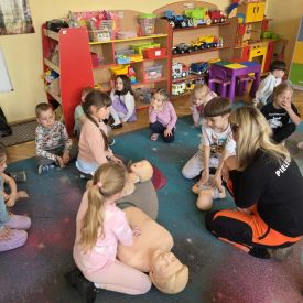 Spotkanie z ratownikiem medycznym a sali przedszkolnej.