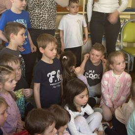 Spotkanie z ratownikiem medycznym a sali przedszkolnej.