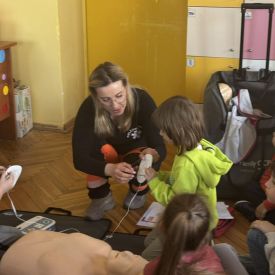 Spotkanie z ratownikiem medycznym a sali przedszkolnej.