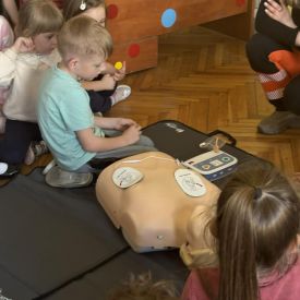 Spotkanie z ratownikiem medycznym a sali przedszkolnej.