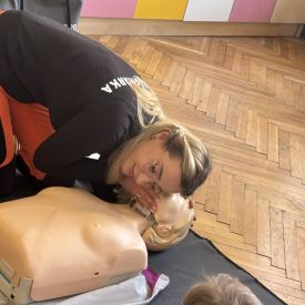 Spotkanie z ratownikiem medycznym a sali przedszkolnej.