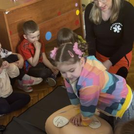 Spotkanie z ratownikiem medycznym a sali przedszkolnej.