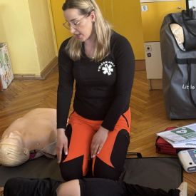 Spotkanie z ratownikiem medycznym a sali przedszkolnej.