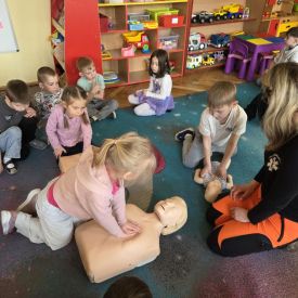 Spotkanie z ratownikiem medycznym a sali przedszkolnej.