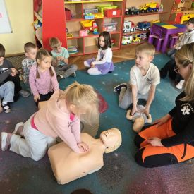 Spotkanie z ratownikiem medycznym a sali przedszkolnej.