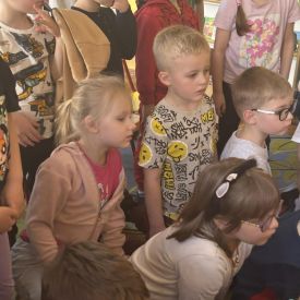 Spotkanie z ratownikiem medycznym a sali przedszkolnej.