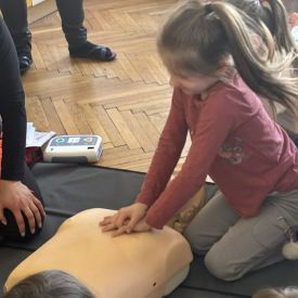 Spotkanie z ratownikiem medycznym a sali przedszkolnej.