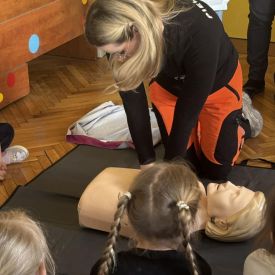 Spotkanie z ratownikiem medycznym a sali przedszkolnej.