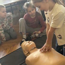 Spotkanie z ratownikiem medycznym a sali przedszkolnej.