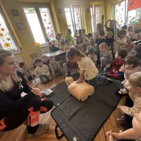 Spotkanie z ratownikiem medycznym a sali przedszkolnej.